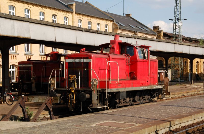 363 106 steht am 07.08.09 im Hbf Halle(S).