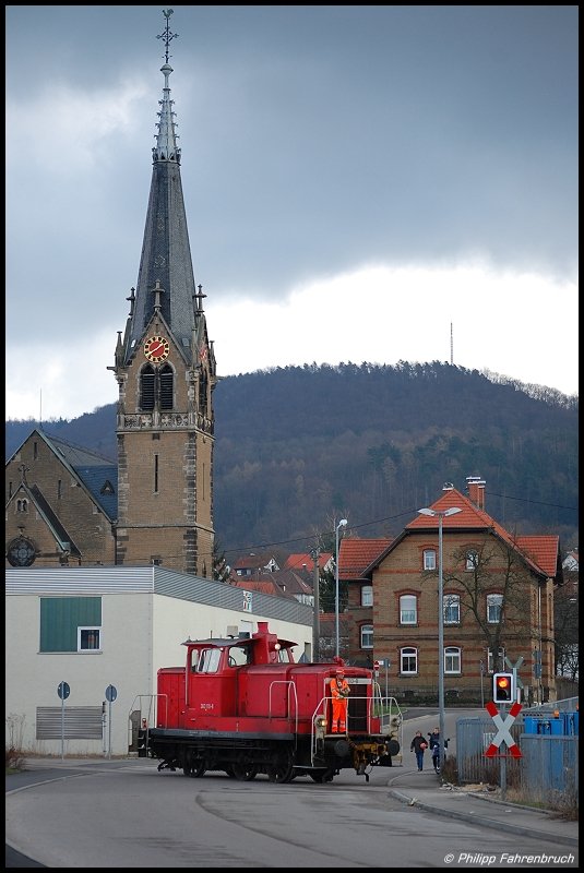 363 110-8 auf Bedienfahrt zu den Schwbischen Htten-Werken (SHW), aufgenommen am 19.03.08 unter Einfluss einer dicken Fotowolke in Wasseralfingen.