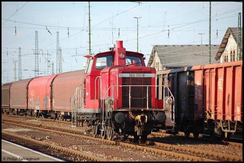 363 110-8 steht am Abend des 28.03.08 kalt auf Gleis 6 des Aalener Bahnhofs.