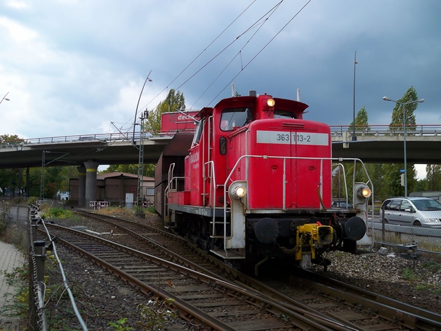 363 113 rangiert im Karlsruhe Rheinhafen einige Gterwagen umher. Aufgenommen am 8.10.2009