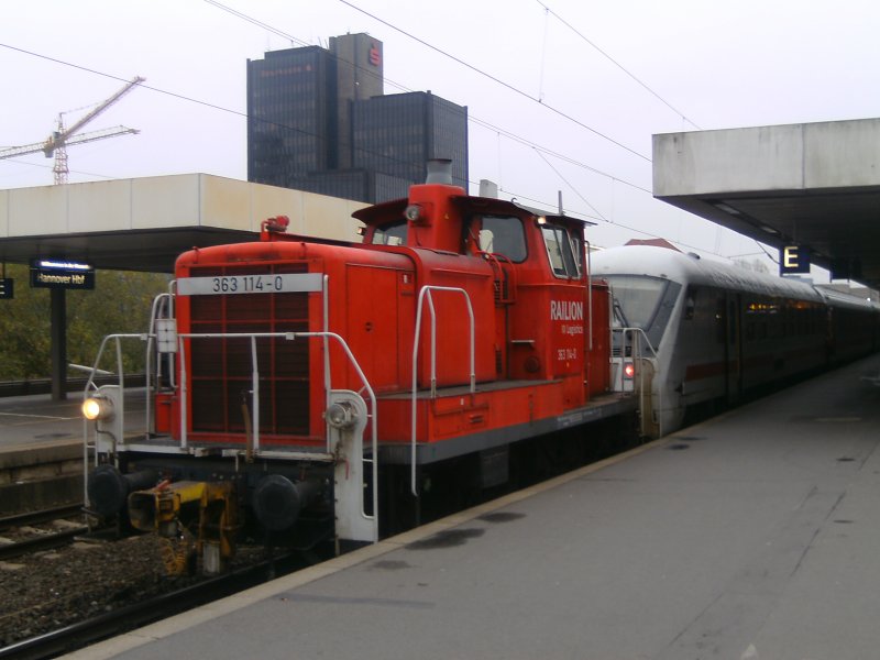 363 114-0 zog mehrere IC Wagen des IC von Leipzig nach Oldenburg vom Zug ab der Wagen hinter dem Steuerwagen hatte eine Strung mit den Tren am ende Zug hatte anschliessend 15 min + 