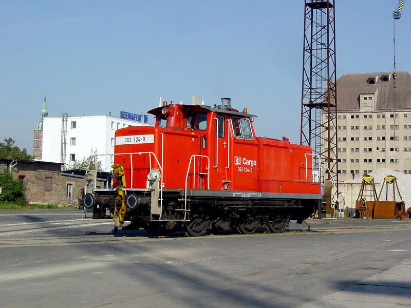 363 124-9  im Seehafen Stralsund. am 03.09.2004 
