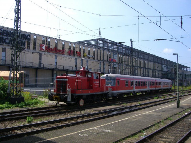 363 132 rangiert am 14.08.2007 eine Wendezuggarnitur in Regensburg.