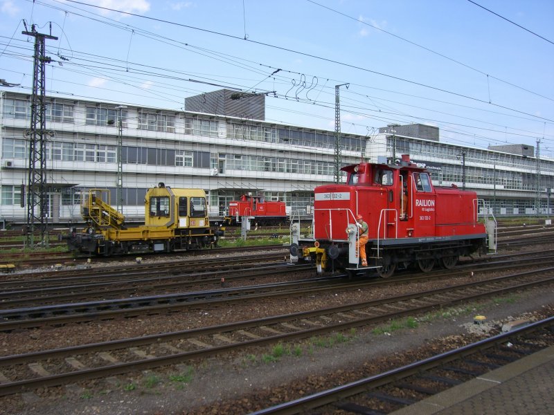 363 132 (vorne), 363 155 (hinten) und ein SKL in Regensburg. (14.08.2007)