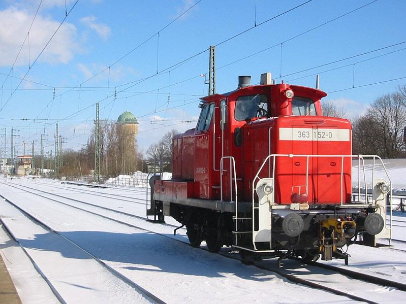 363 152 am 27.02.2005 in Karlsruhe Hauptbahnhof.