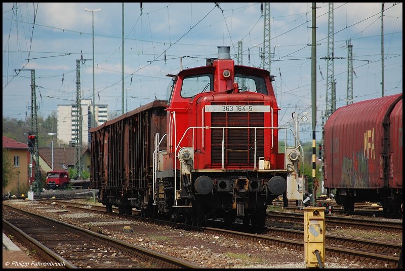 363 164 steht am 29.04.08 mit drei Eanos-x auf Gleis 6 des Aalener Bahnhofs.