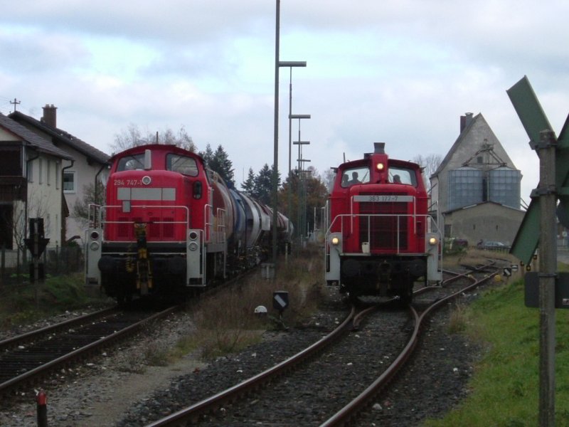 363 177 und 294 747 in Hirschau nebeneinander. Die 363 wird den Gterzug nach Amberg, den die 294 bespannt, nachschieben. (Strecke Amberg-Schnaittenbach)