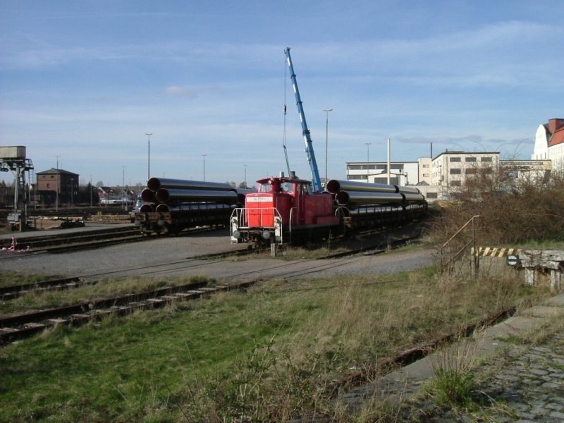 363 177 rangiert am 05.04.2007 in Weiden i. d. OPf. einige Wagen, die mit Pipelinerhren belden waren. Die Rhren waren fr den bau einer Pipeline zwischen Rothenstadt (Bei Weiden) und Schwandorf bestimmt. Normalerweise sind in Weiden i. d. OPf. nur noch 294 stationiert.