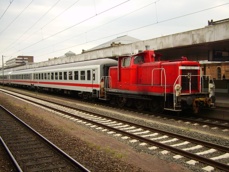 363 182-7 rangierte am 14.05.2009 zwei IC-Wagen aus dem Hannover Hbf.