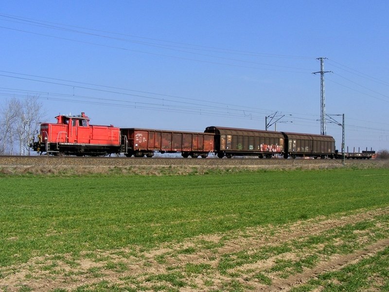 363 192-6 mit einem kurzen bergabezug bei Zeithain am 1.4.2009.