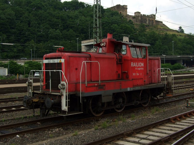 363 194-2 wartet auf neue Aufgaben im Koblenzer Hauptbahnhof.5.6.08