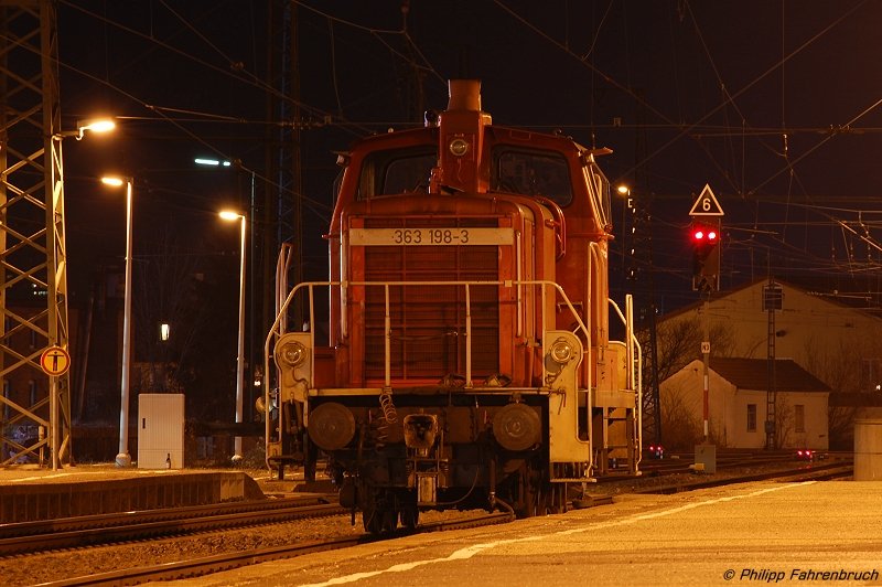363 198-3 steht am Abend des 28.02.08 kurzzeitig abgestellt auf Gleis 4 des Aalener Bahnhofs.