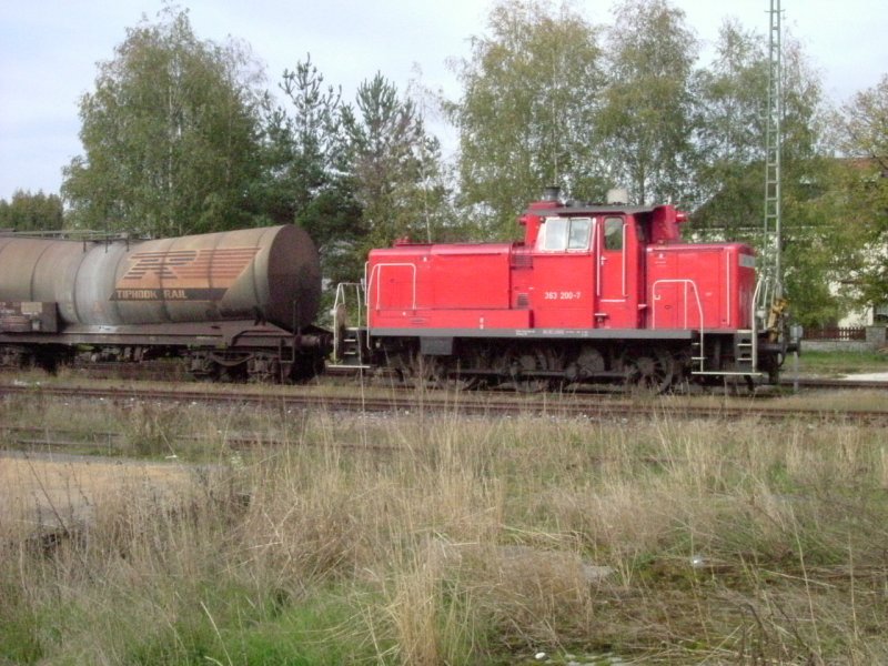 363 200 steht mit dem Mittagszug in Hirschau (Strecke Amberg-Schnaittenbach). Seit ende 2004 fahren hier nur noch 294 des BW Nrnberg.