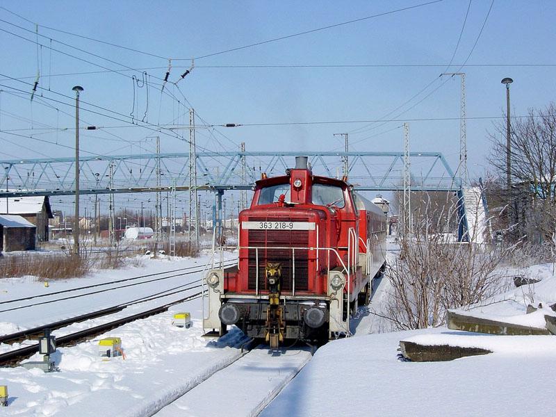 363 218-9 beim Rangierdienst. ( Stralsund am 04.03.2005 )