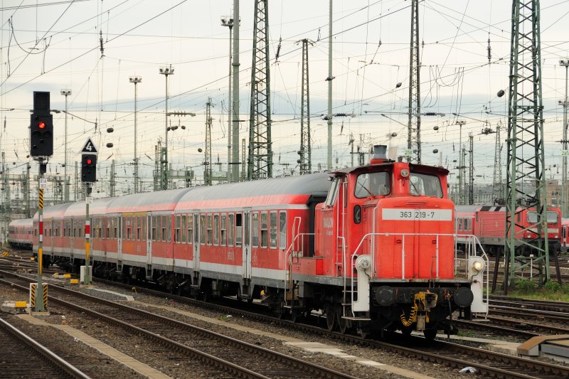 363 219-7 auf Bereitstellungstour im Frankfurter Hbf. Teilweise fhrt sie bis in den Kopfbahnhof und erwartet den Zug, den sie dann anschlieend bis zum nchsten Einsatz ins Gleisvorfeld drckt. (April 2009). 