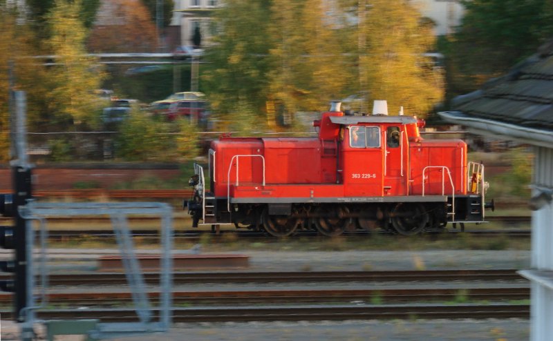 363 229 rangiert am Abend des 15.10.07 im Lbecker Hbf umher. Eine mitgezogene Kamera und eine lange Belichtungszeit brachte Bewegung in`s Bild. Auch: www.artsbilder.de