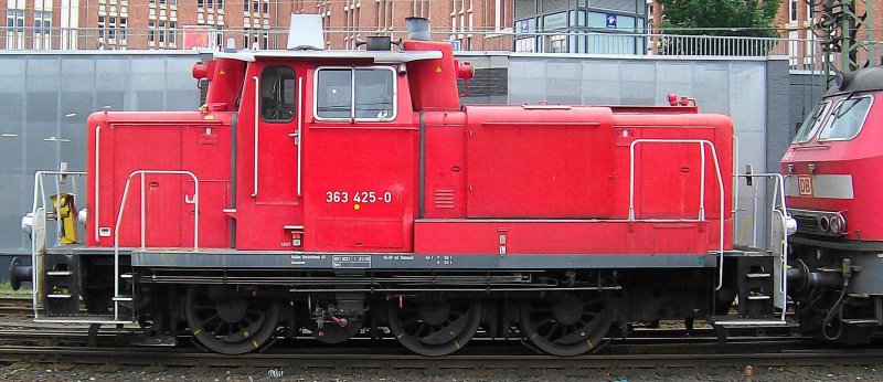 363 425-0 zieht am 28.08.08 eine 218 mit N-Wagen aus einer Abstellgruppe am Hamburger Hbf Richtung Hbf.