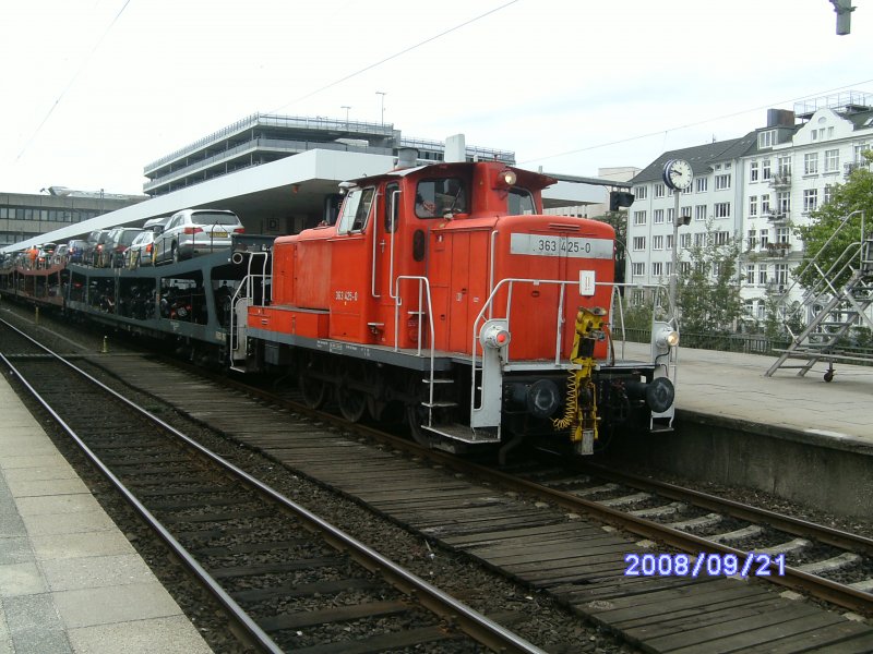 363 425 hat soeben die Autowagen des Autozuges 23380 aus Verona in Hamburg-Altona an die Verladerampe rangiert und wartet bis entladen ist. (21.09.08)