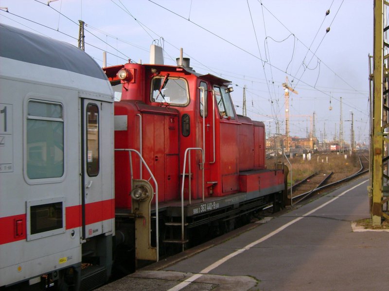363 440 schiebt die IC-Garnitur am 08.11.08 in den Leipziger Hbf. Als der IC nach Frankfurt(M) Hbf ausgefahren war zog sie die Wagen in Richtung der abgestellten 143er im Hintergrund.