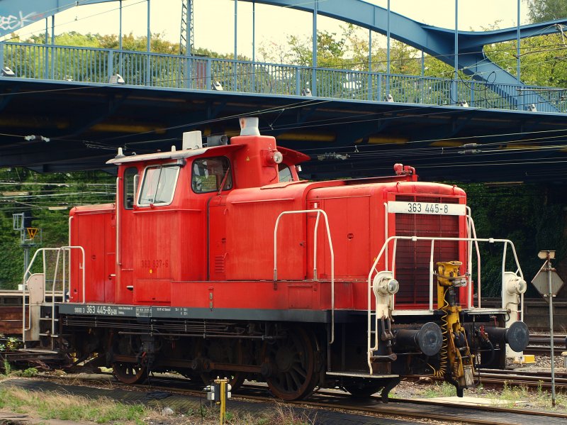 363 445-8 steht im Aachener Hauptbahnhof abgestellt.