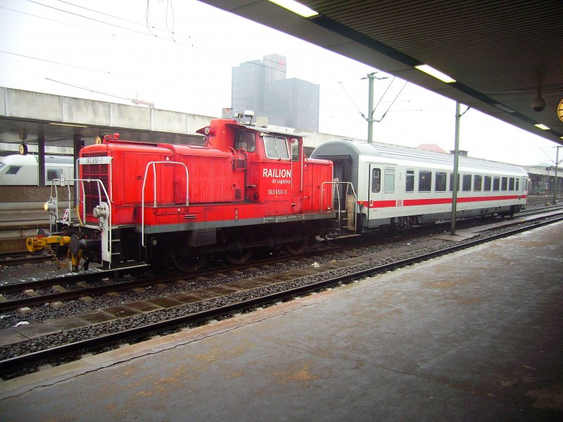 363 650-3 rangierte am 14.01.2009 ein deftekten IC-Wagen.