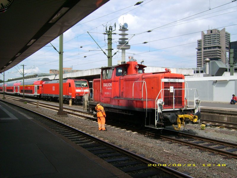 363 650 mit Rangierer am 21.08.08 im Hbf Hannover.
