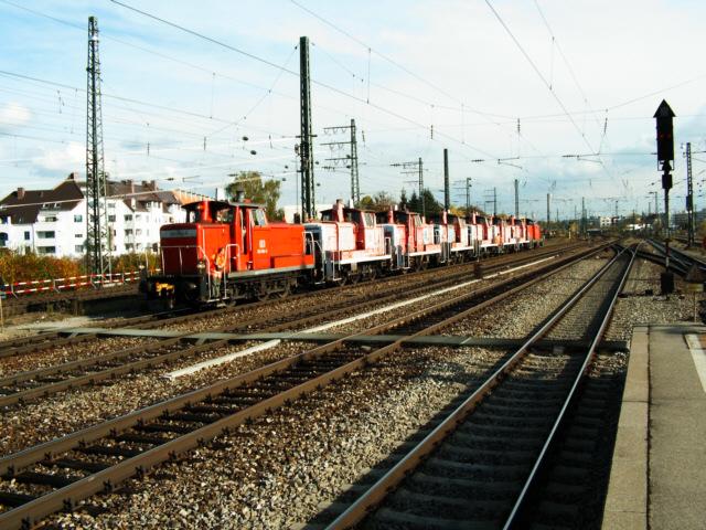 363 654 zieht den Schrottzug durch Mnchen Pasing.