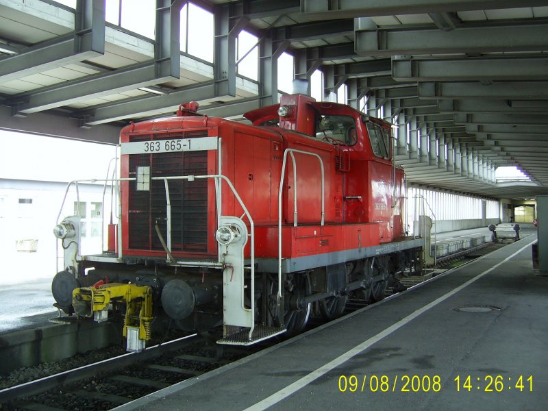 363 655-1 geniet am 9.8.2008 geschtzt vom Dach des Bahnhofs Kempten die Wochenendruhe.