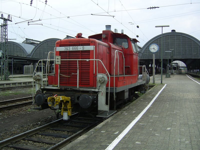 363 666-9 steht am 16.4.2009 im Karlsruher Hbf. Die Lok ist beim Railion Sttzpunkt in Mannheim zu Hause.