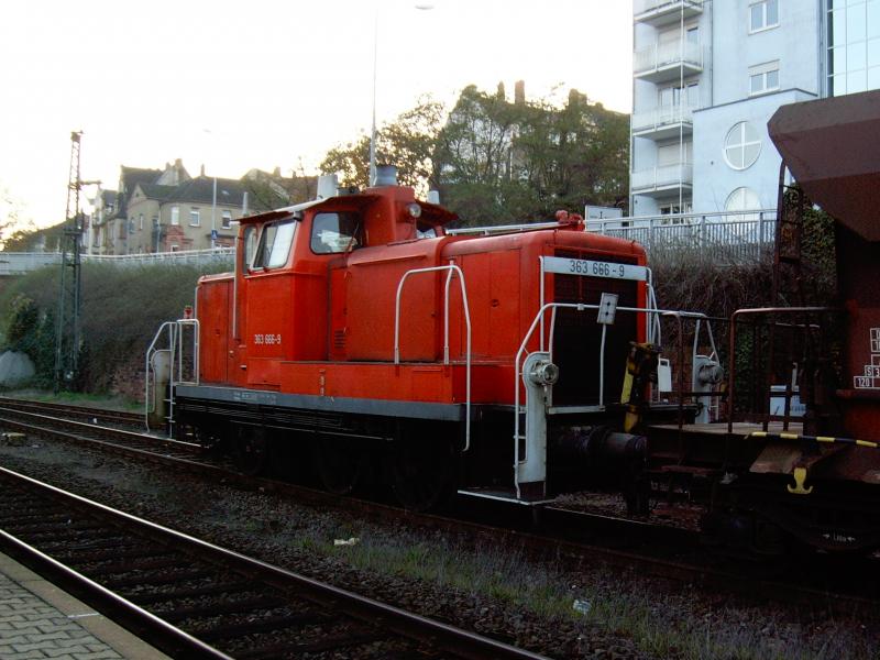 363 666 am 19.11.05 bei Gleisbauarbeiten in Worms.