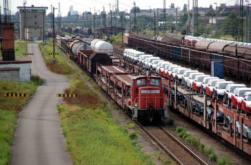 363 677 bringt am 15.08.09 einen fertig zusammengestellten Gterzug in die Ausfahrgruppe. Er wurde spter von einer BR 155 abgefahren. Fotografiert am Rbf Leipzig-Engelsdorf.