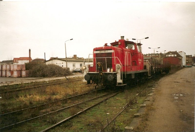 363 811 im Februar 2004 beim Rangieren im Gterbahnhof von Stralsund.