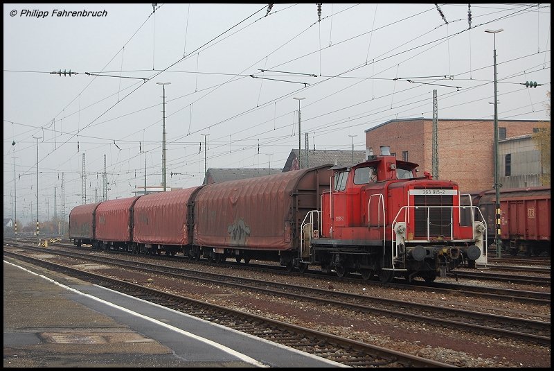 363 815-2 steht am Morgen des 31.10.07 mit vier Schiebewandwagen auf Gleis 7 des Aalener Bahnhofs abgestellt.