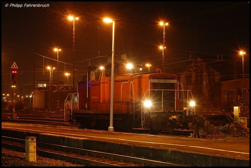 363 815-2 wartet am Abend des 29.10.07 auf neue Rangierarbeiten im Aalener Bahnhof.
