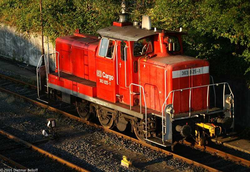 363 825-1 am 30.8.05 in der Wagenaufbereitung gegenber des BW Gieen