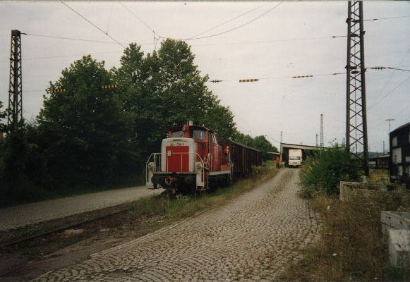 364 321-0 beim rangieren vom Zirkuswagen im Bahnhof Bretten. Das Bild habe ich um 1996 gemacht. Das war damals schon das einzige Gtergleis das gelegentlich noch befahren wurde, die anderen waren seit dem Ende des Zuckerrbenverkehrs 1993 schon gesperrt. Heute sind smtliche Gtergleise im Bahnhof Bretten entfernt und an der Stelle dieses Fotos ein Parkplatz.