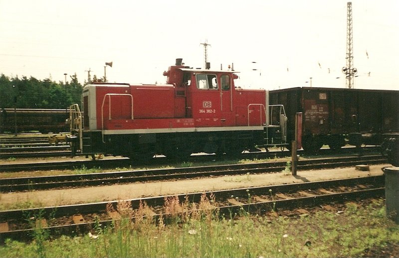 364 382 bei Rangierarbeiten im Juli 1999 im Rangierbahnhof Seddin.