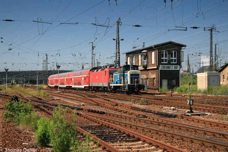 364 390 schleppt am Morgen des 08.06.07 in Chemnitz Hbf eine 143 mit ihrem Dosto-Regionalzug zur Wagenwartung auf dem Gelnde des ehemaligen AW Chemnitz.