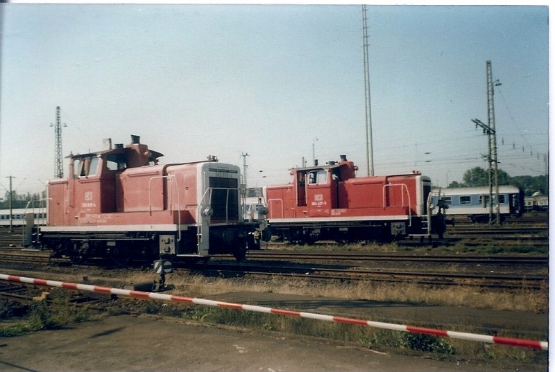 364 427(rechts) und 365 818(links),beide vom Bh Hamburg Wilhemsburg im August 1997,im Abstellbahnhof Hamburg Langenfelde.