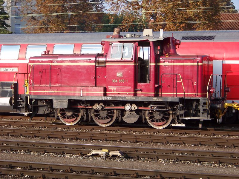 364 858 in Ulm HBF. Seit der letzten HU ist die Lok wieder in der schnen alten altroten Lackierung anzutreffen. Eine weitere 364 ist ebenfalls in Ulm mit dieser Farbe im Einsatz, eine 365 ist ozeanblau-beige lackiert.