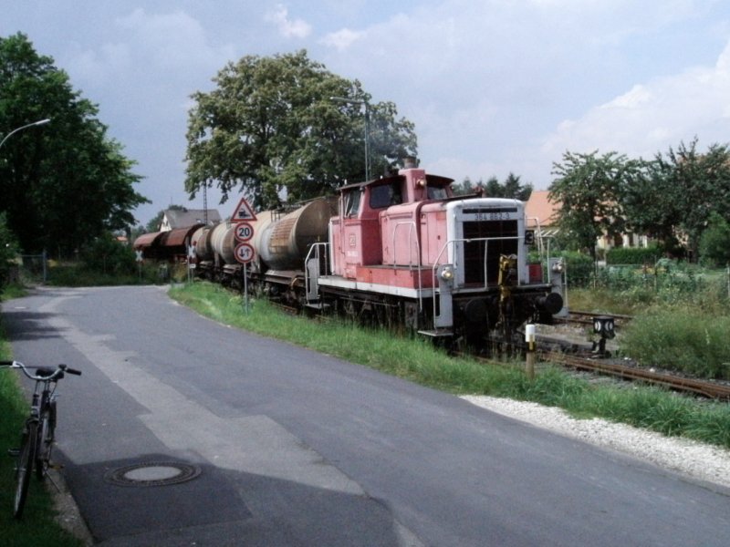 364 862 brachte am 22.07.2004 einige Gterwagen fr Kaolin nach Hirschau, die fr die Firma AKW bestimmt waren. Hier bei der Einfahrt in Gleis 2 des bahnhofes Hirschau. Seit 11.12.2004 fahrenauf dieser Strecke nur ncoh 294 des BW Nrnberg. Diese Lok glaube ich wurde nach einem Zusammensto mit einem PKW kurz vor Hirschau so stark beschdigt (Rahmen verbogen), dass sie danach ausgemustert wurde. (Strecke Amberg-Schnaittenbach)