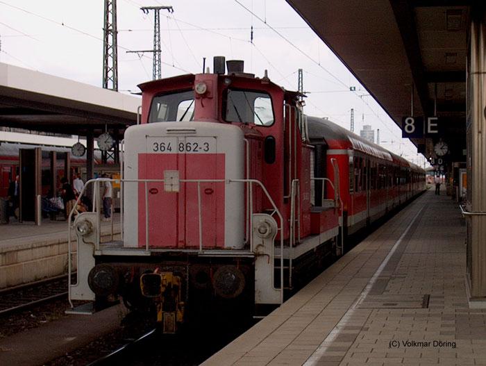364 862 hat auf Gleis 8 Wagen bereitgestellt (Nrnberg, 29.07.03)
