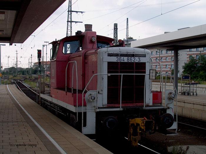 364 862 hat auf Gleis 8 Wagen bereitgestellt (Nrnberg, 29.07.03)