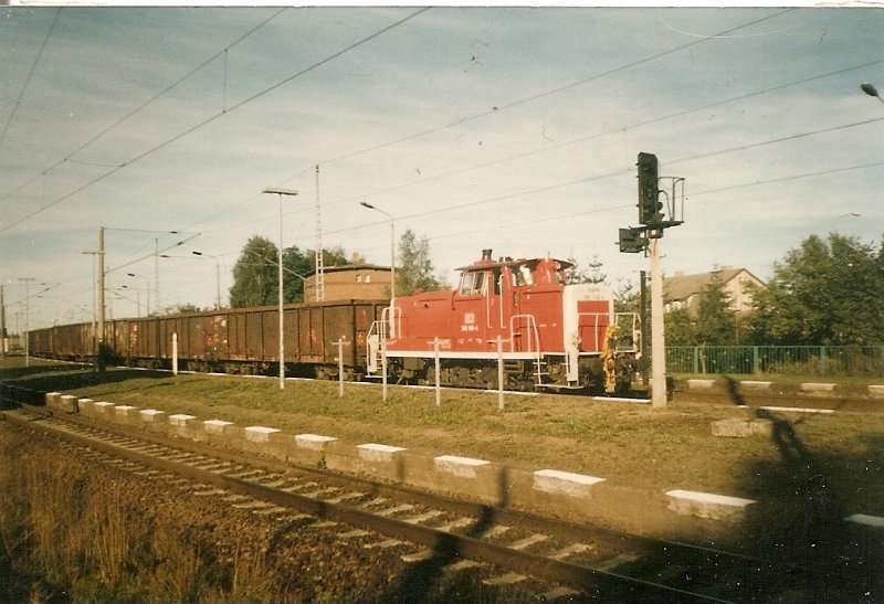 365 149 im September 1997 mit einem Gterzug in Samtens/Rgen.