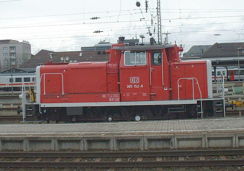 365 152-8 am 23.02.2002 in Karlsruhe Hbf. als Bereitstellungs-Lok fr Personenzge.