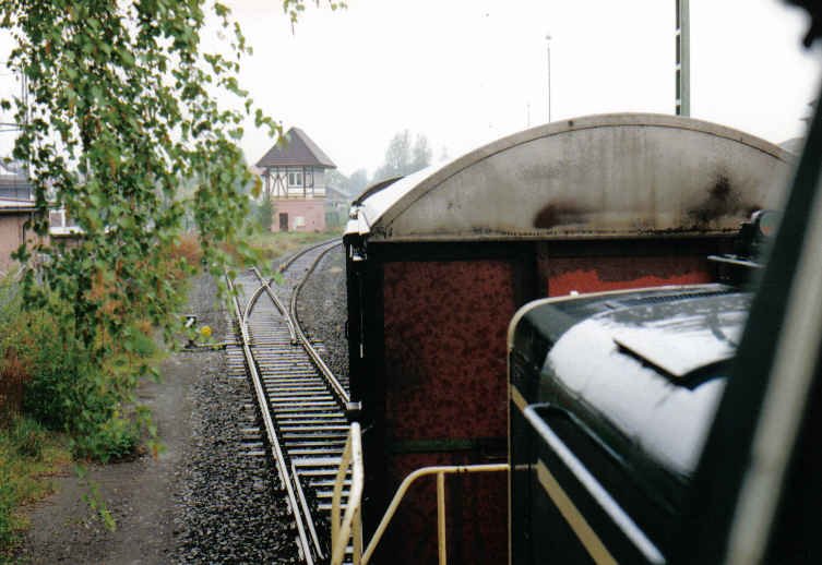 365 185-8 zieht Anfang der neunziger Jahre einen Güterzug aus dem Bahnhof Einbeck (Mitte) Richtung Salzderhelden. Links ist das inzwischen abgerissene Stellwerk zu sehen.