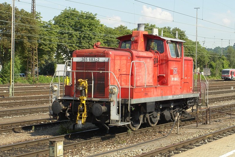 365 683-2 wartet in Ulm HBF auf die Weiterfahrt.
Juli 2008