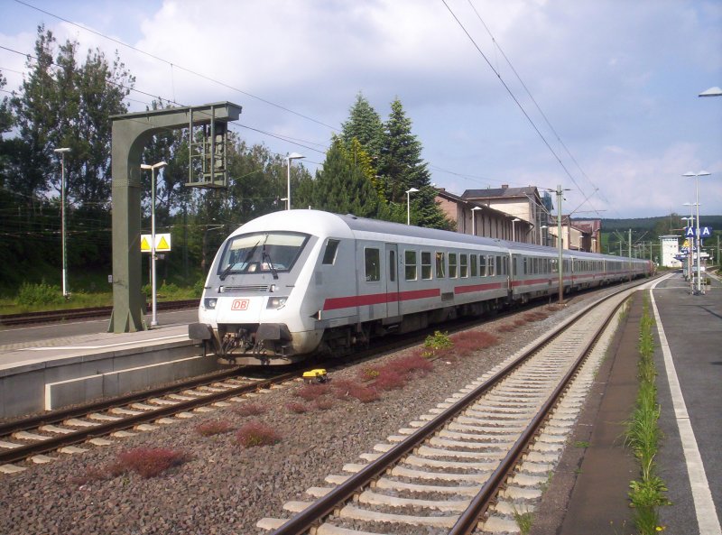 369 m ber NN. Altenbeken am 29.06.2006 nachmittags. InterCity von Halle(Saale) nach Dsseldorf Hbf.