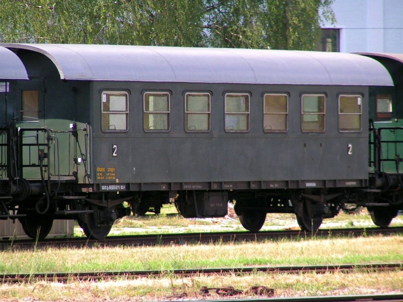 37021  ist in einer GEG-Wagengruppe am Bhf. Attnang-Pu. hinterstellt; 080630
