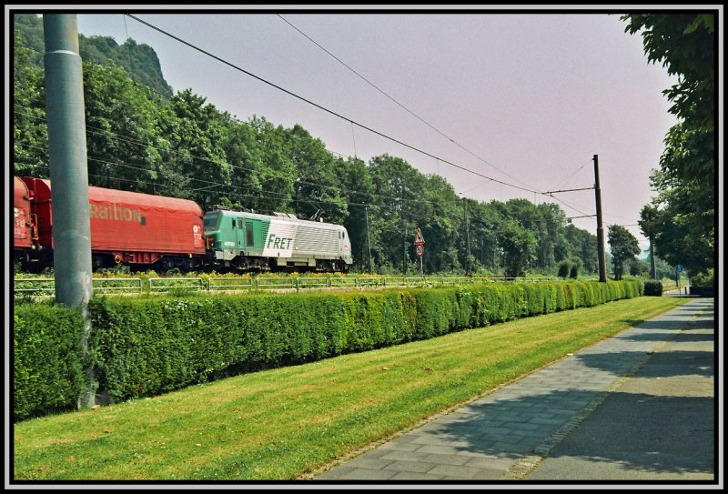 37023 der Gterbahn SNCF FRET bringt einen Frachtzug von Gremberg ber Koblenz und Trier Richtung Metz. Aufgenommen bei  Knigswinter.